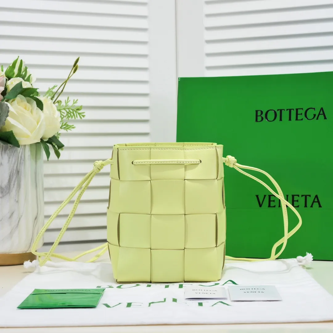 Large lemon yellow 🔻Bottega veneta* new woven small bucket bag latest series # The square bag shape is matched with classic woven elements, drawstring design, minimalism, and has a very large capacity. Every color is beautiful, it is simple and elegant but has a cool style. It can be used by both men and women, and the upper body is fashionable and classy! Style number: 6612# Large size; 19cm